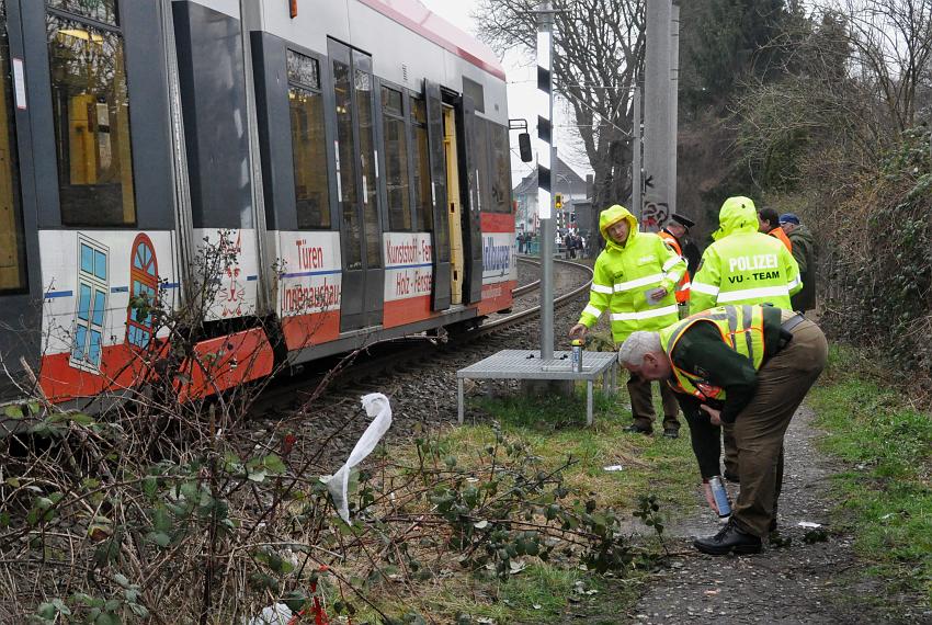 Kind unter Strassenbahn Koeln Porz Steinstr 08.JPG